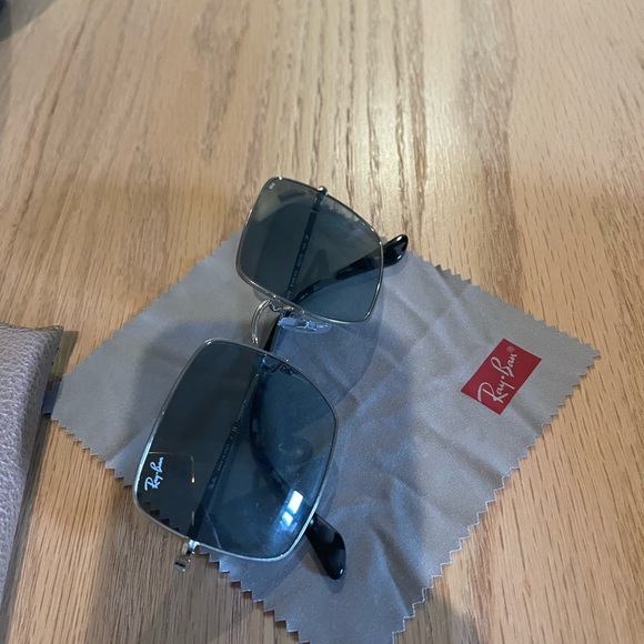 RayBan 1971 Square (like new condition) with receipt - Picture 9 of 11
